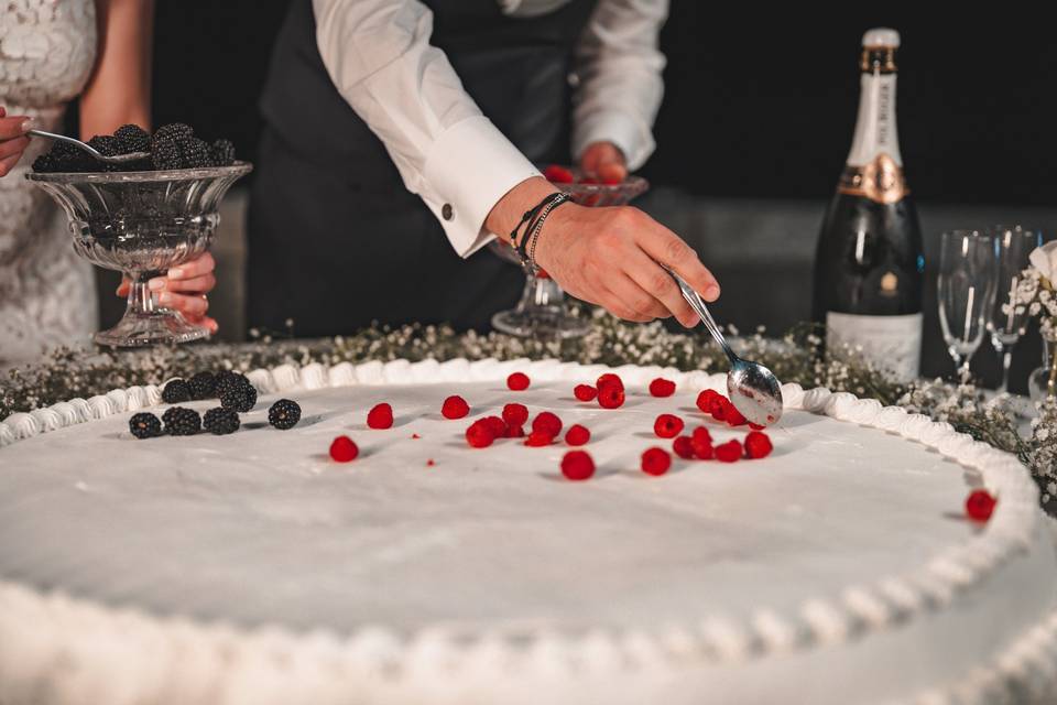 Show wedding cake