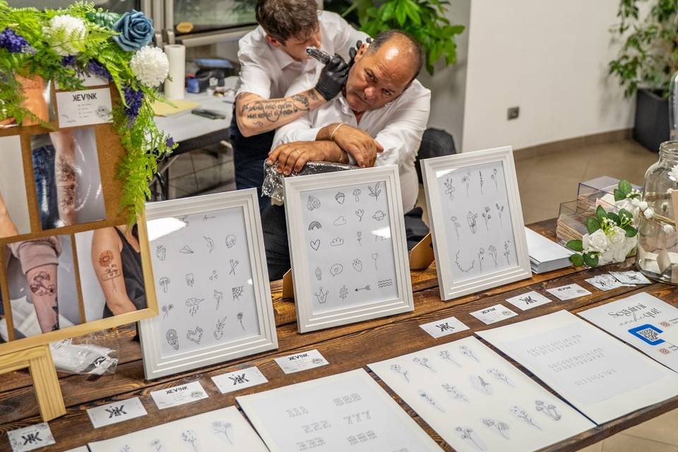 Il padre della sposa si tatua