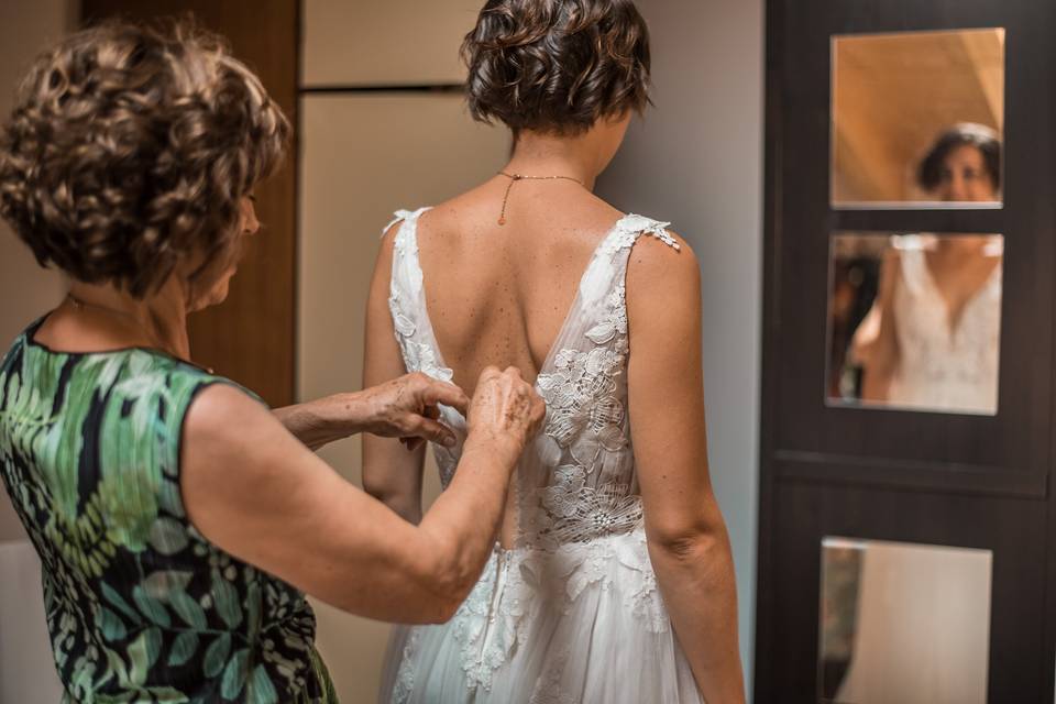 Mamma veste la sposa