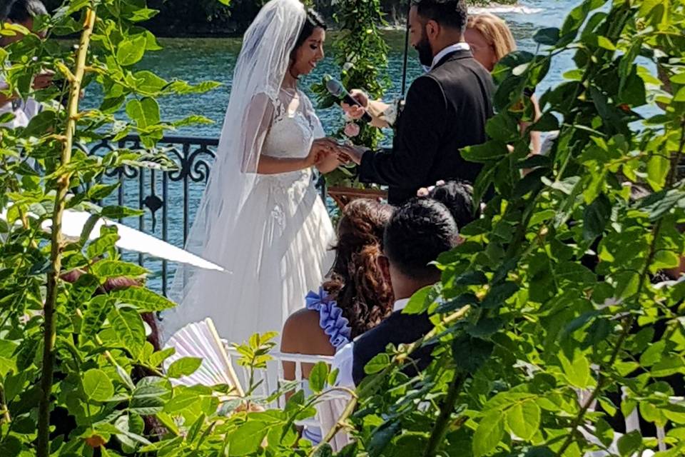 La cerimonia in riva al lago