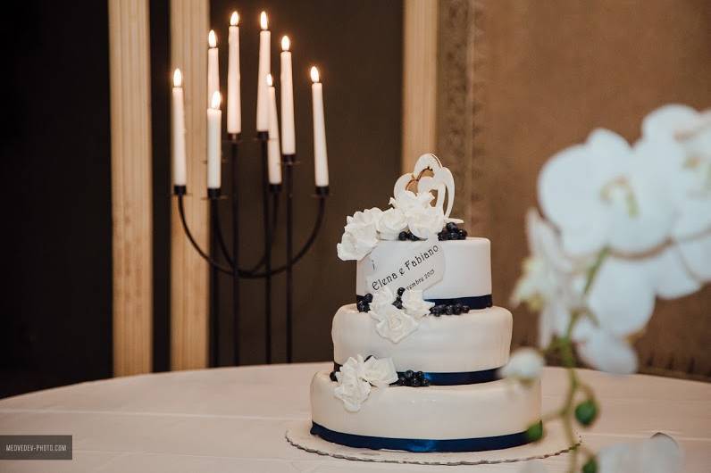 Torta in bianco e blu