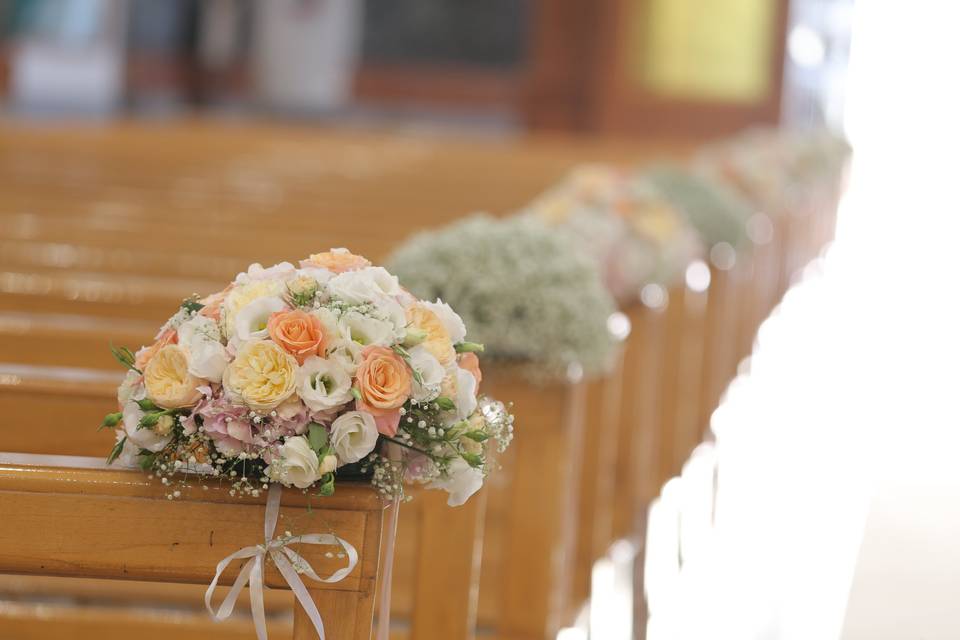 Decorazione fiori in chiesa