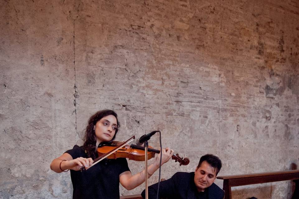 Violino e chitarra in chiesa