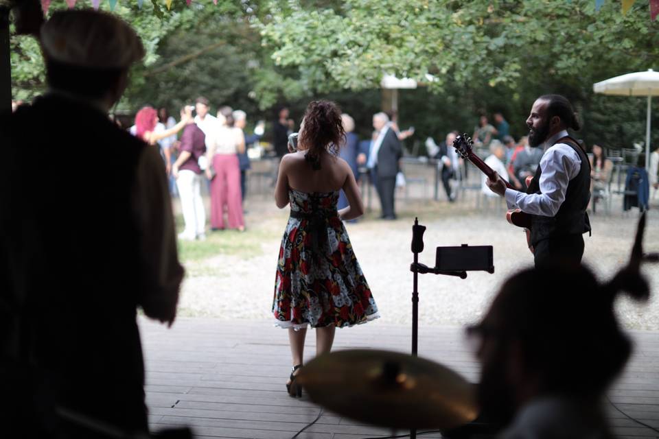 Matrimonio swing in giardino