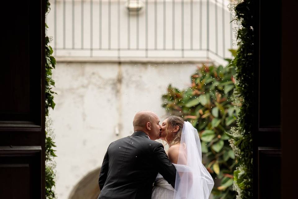 Bacio degli sposi in chiesa