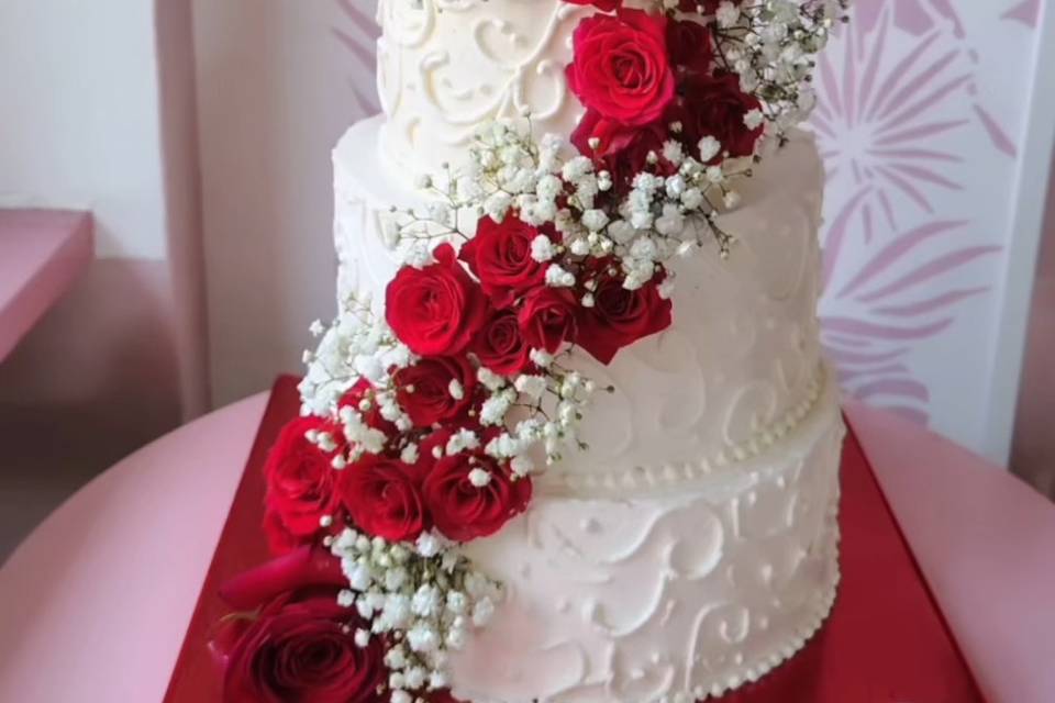 Torta con fiori freschi