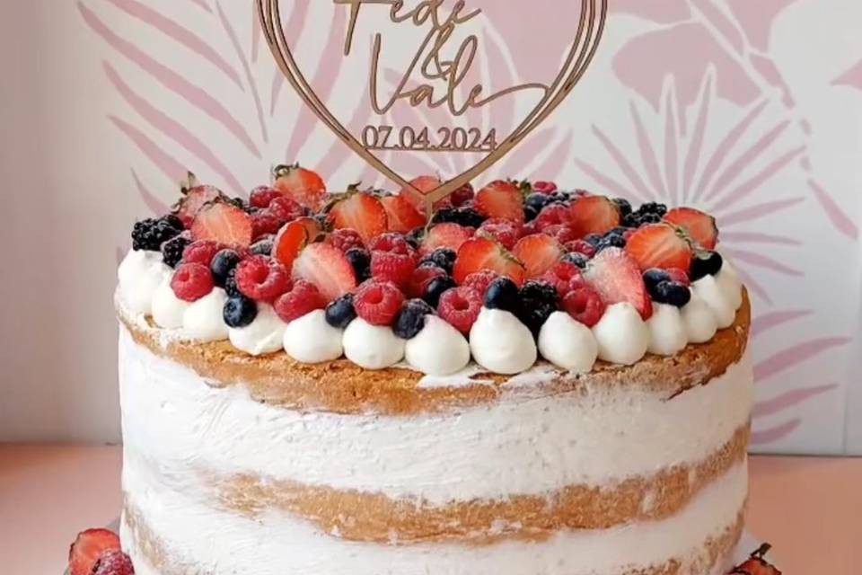 Naked cake su un piano