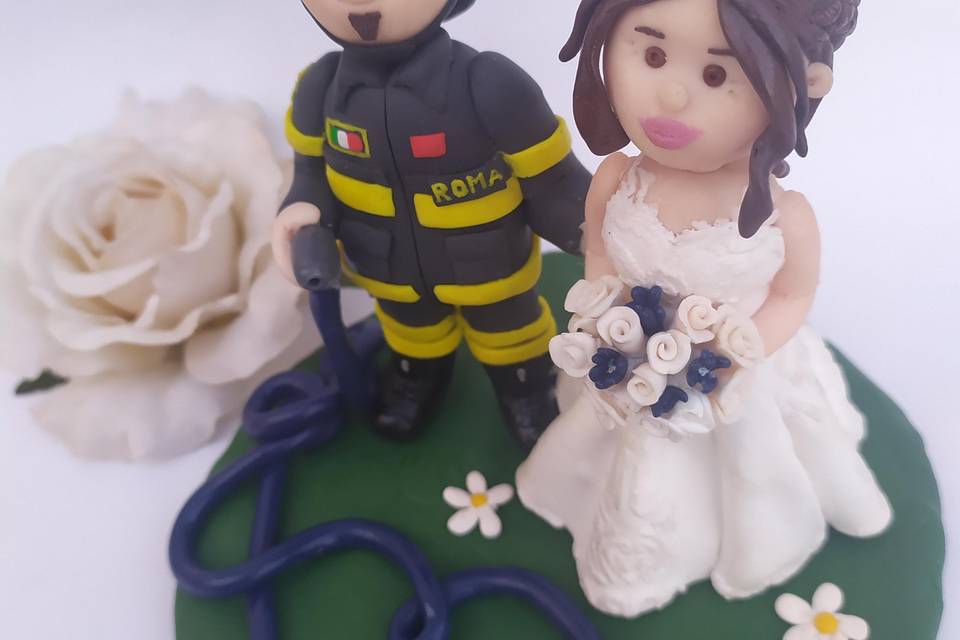 Cake topper con sposo in divis