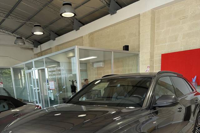 Auto sportiva matrimonio