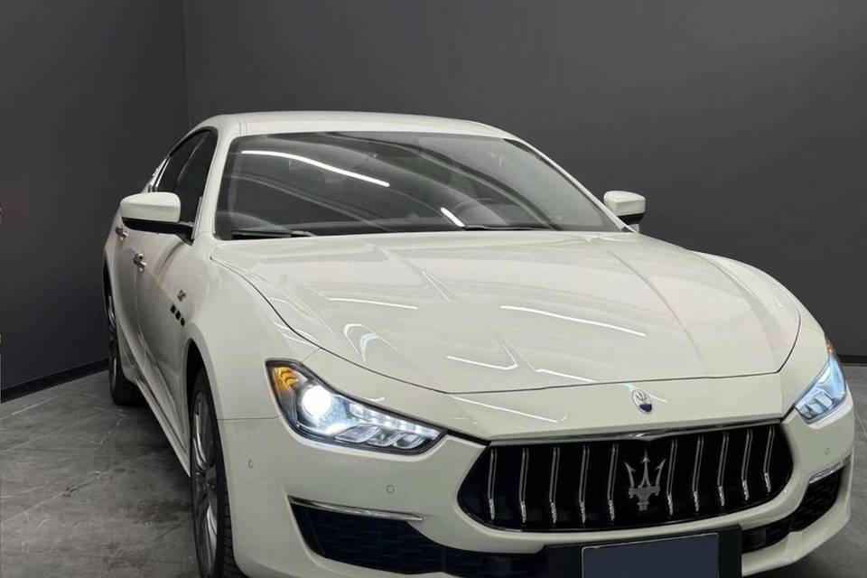 Auto sportiva matrimonio