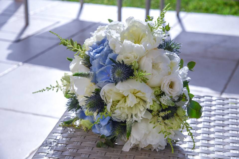 Bouquet ortensie blu e peonie