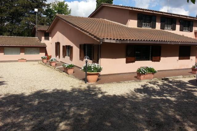 Villa con piazzale esterno