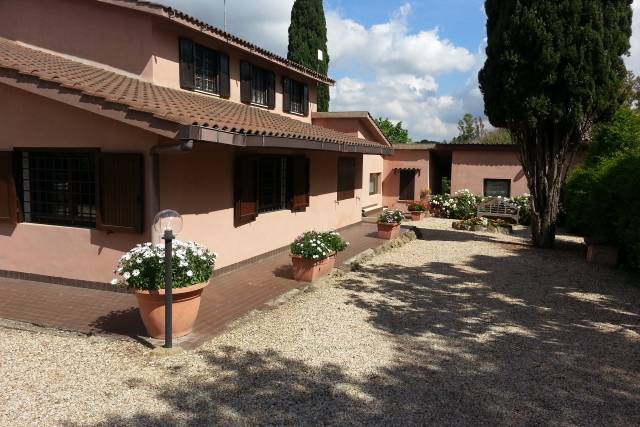 Villa con piazzale esterno