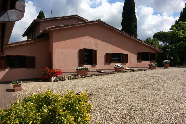 Villa con piazzale esterno