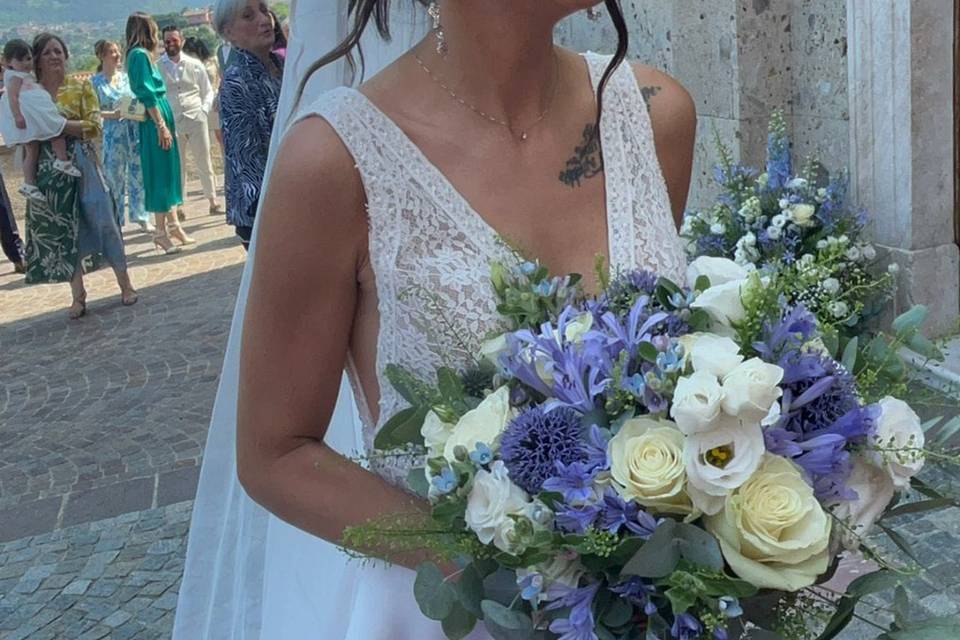 Sposa con bouquet