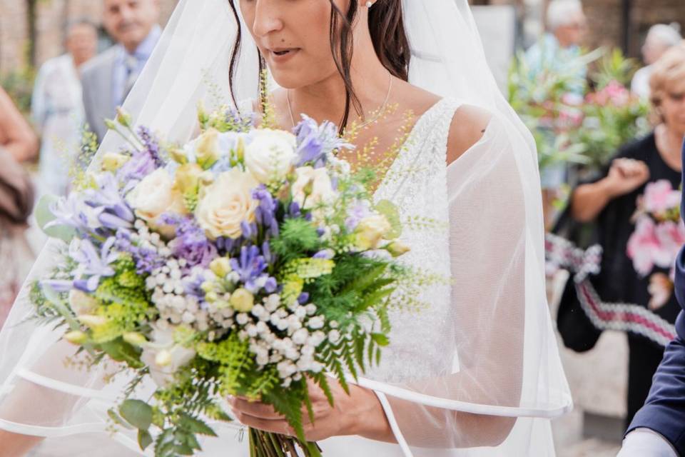 Sposa con bouquet