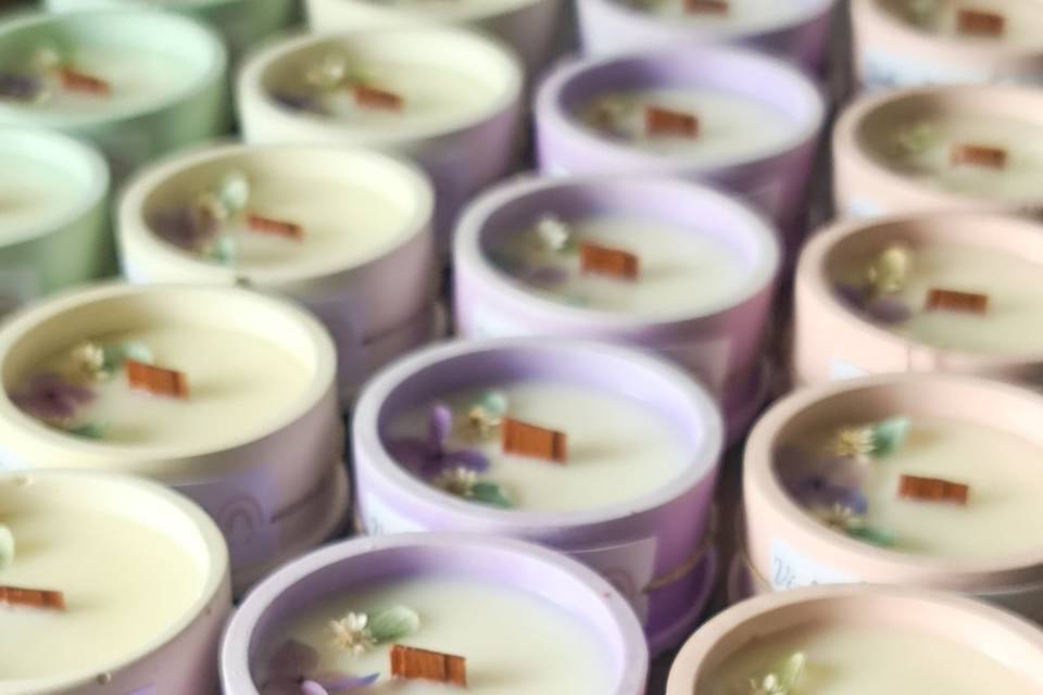 Scrigno con viole e margherite