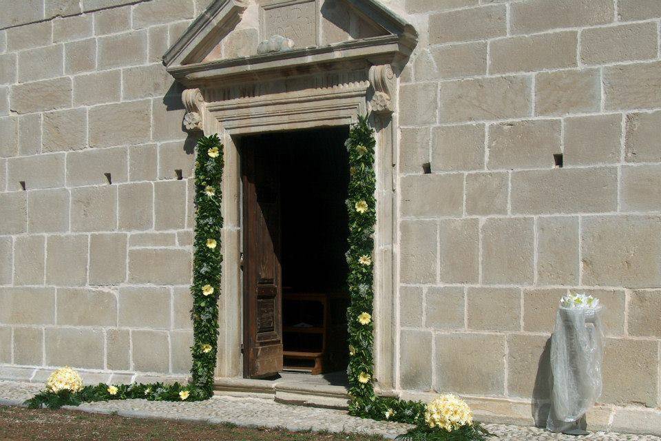 Cornice ingresso chiesa