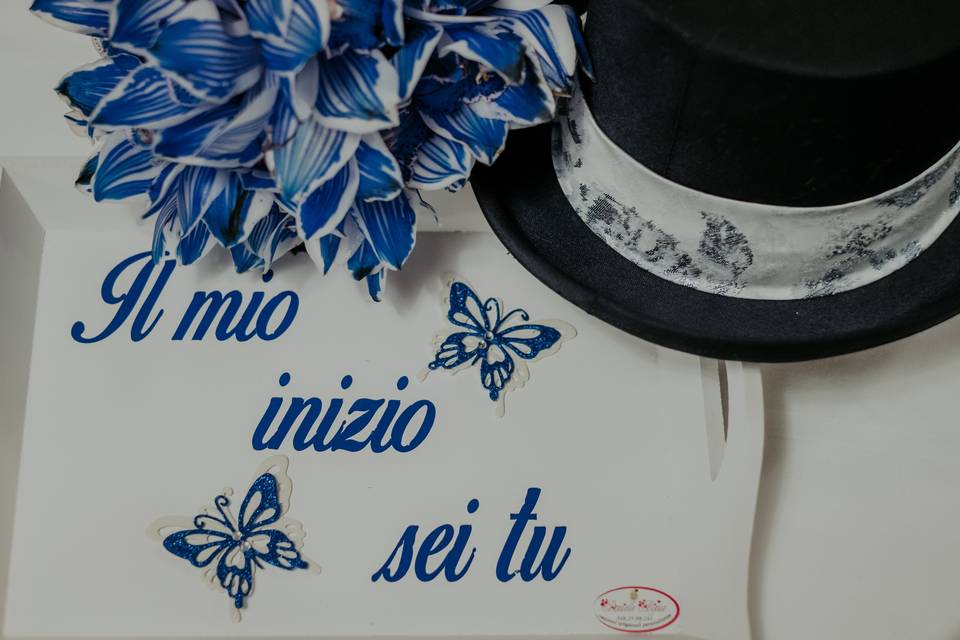 Vassoio, cappello e bouquet
