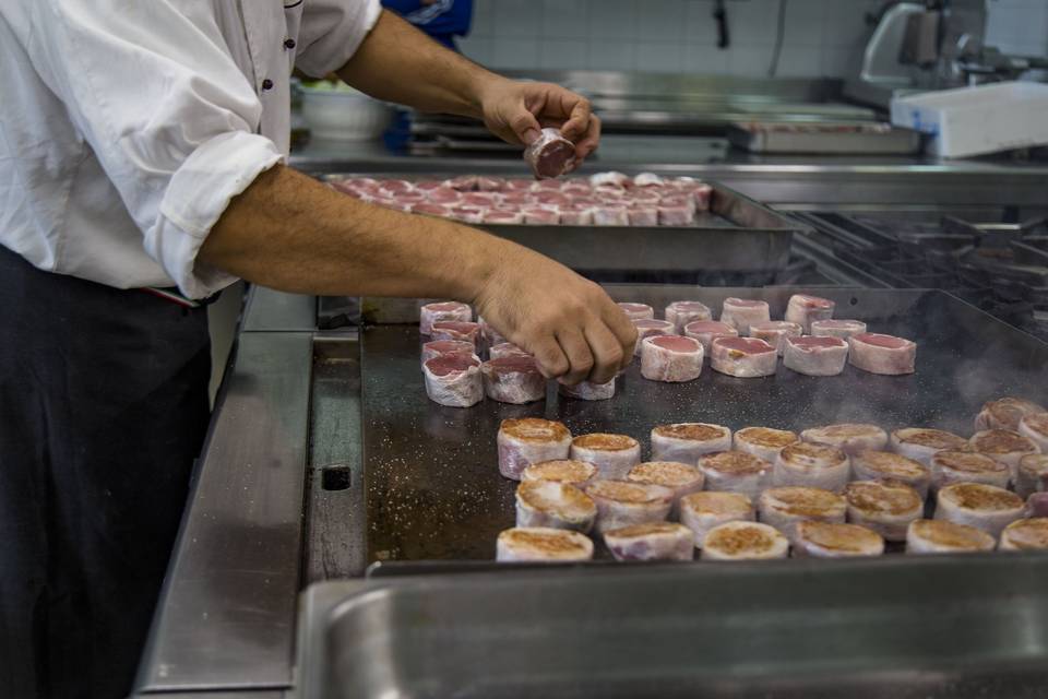 Filetto di maialino in cottura