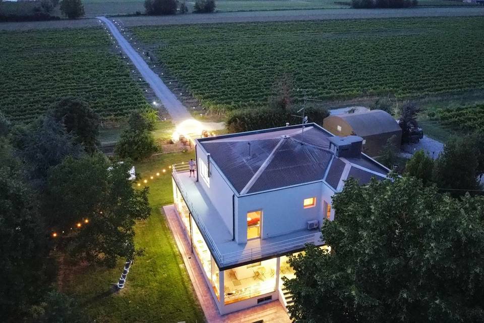 Villa e strada di sera