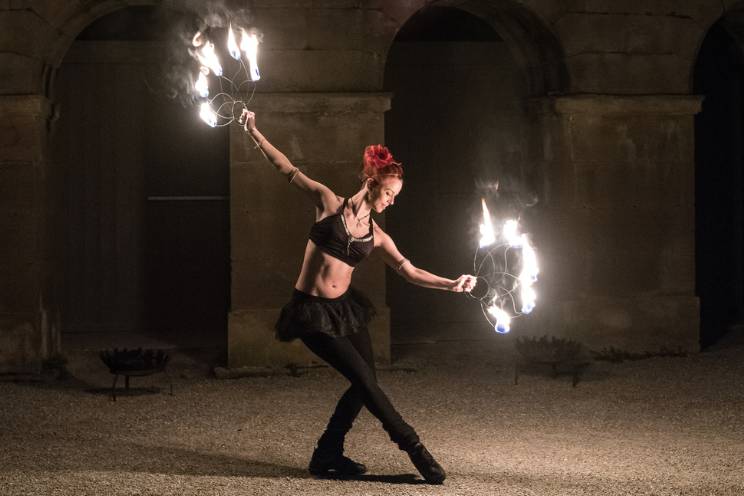 Danza classica con fuoco