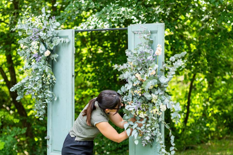 Donna che aggiunge verde a una cornice