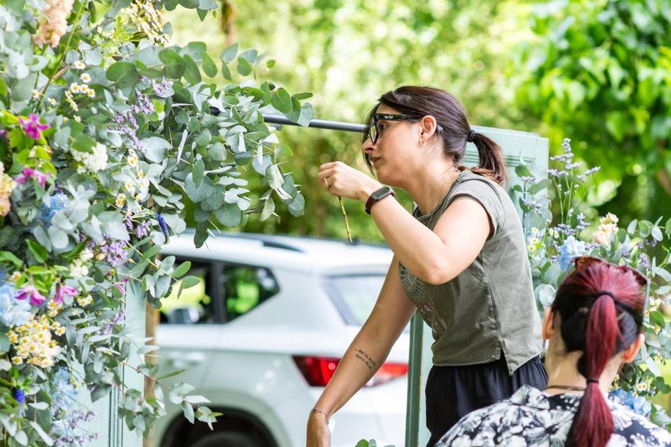 Lavoro di squadra per allestimento floreale