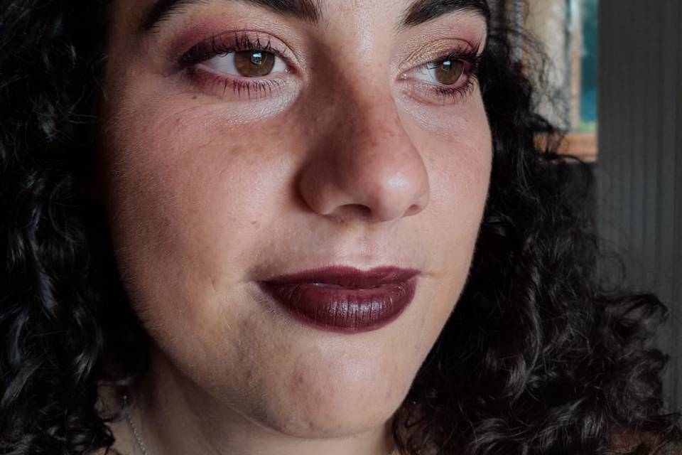 Trucco elegante e scuro