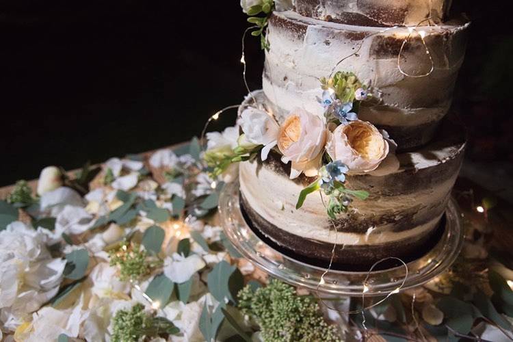 Details: naked wedding cake