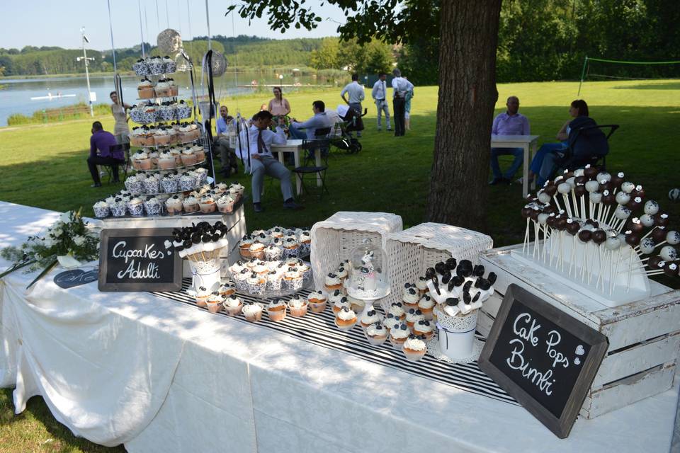 Sweet table black and white