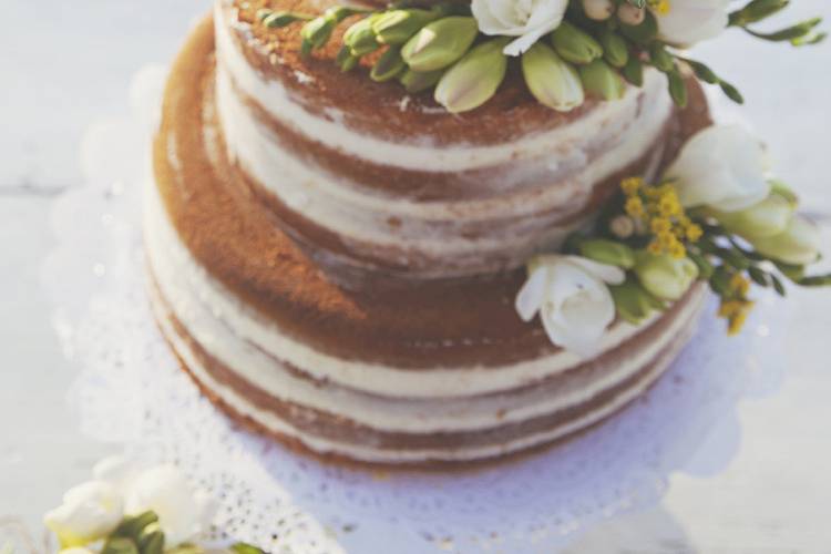 Gli sposi con nude cake