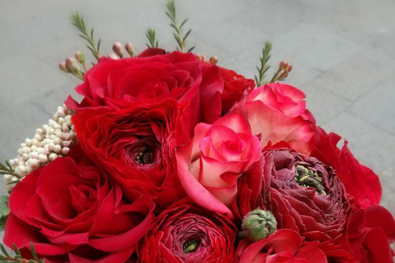 Bouquet con fiori rossi