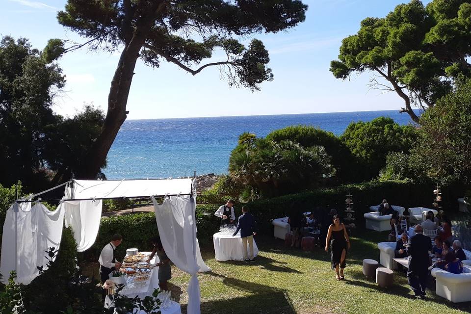 Aperitivo nel giardino romanti