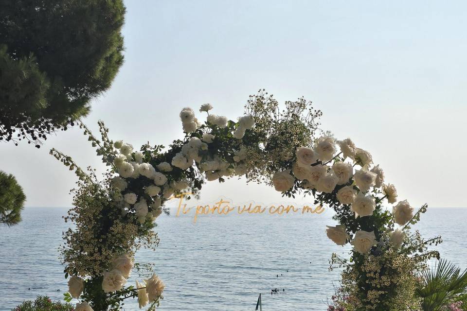 Arco di fiori per foto