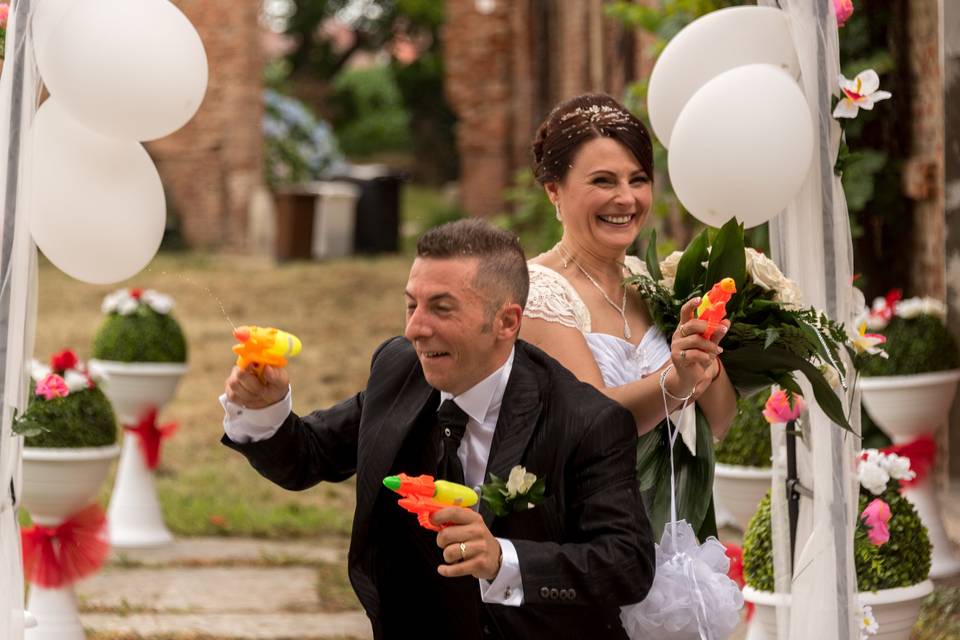 Sposi con pistola ad acqua