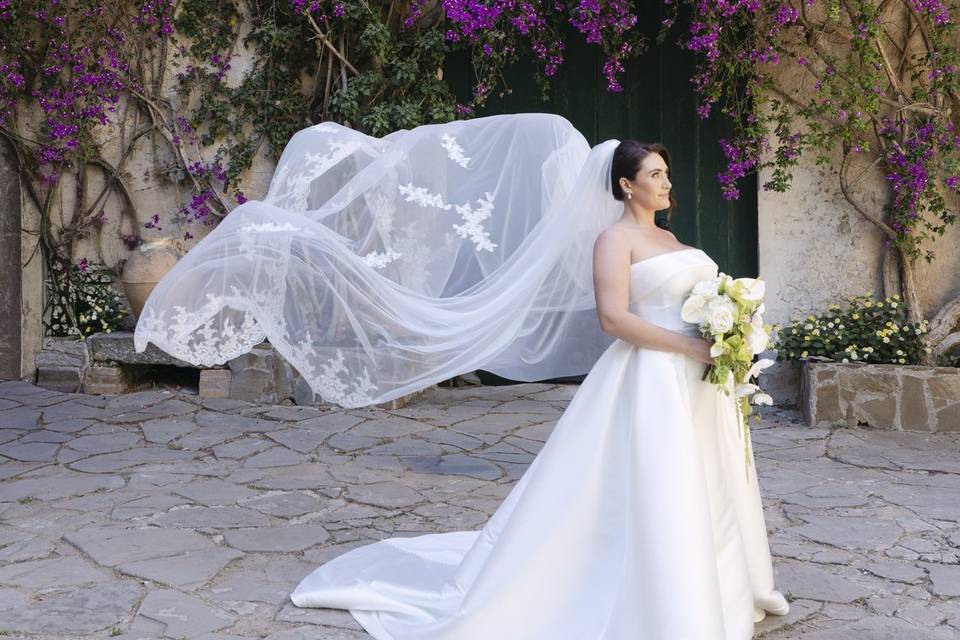 La sposa imersa nei fiori