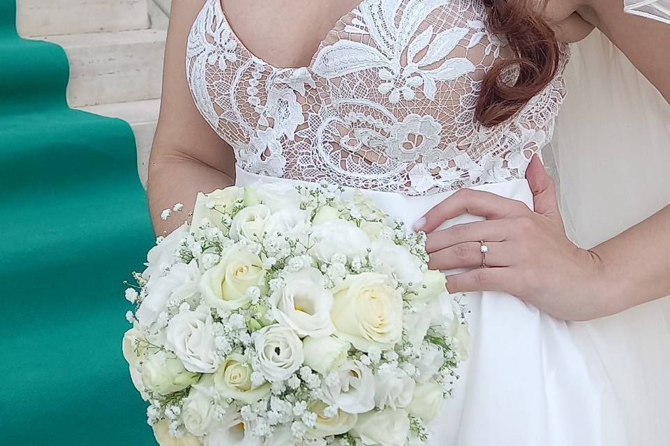 Buche di rose bianche e alisan
