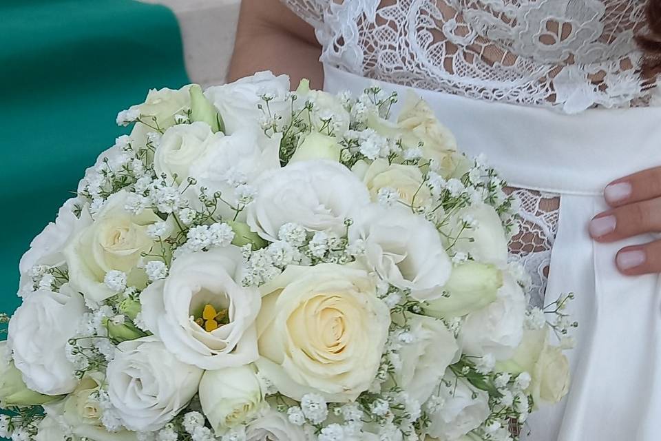 Buche di fiori bianchi