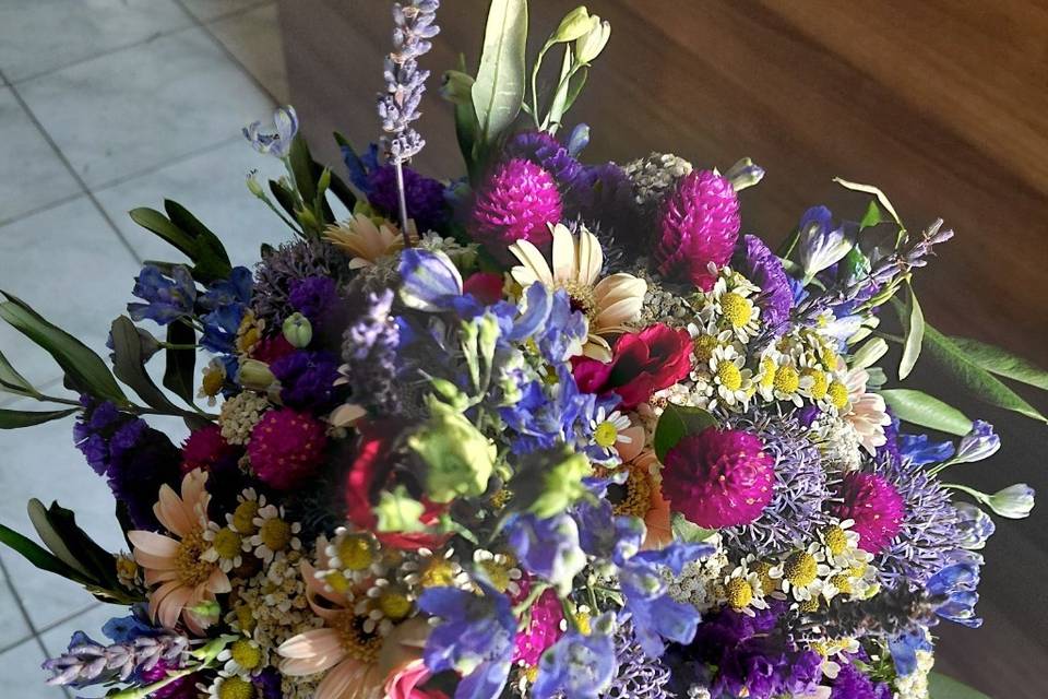 Fascio sposa con fiori di camp
