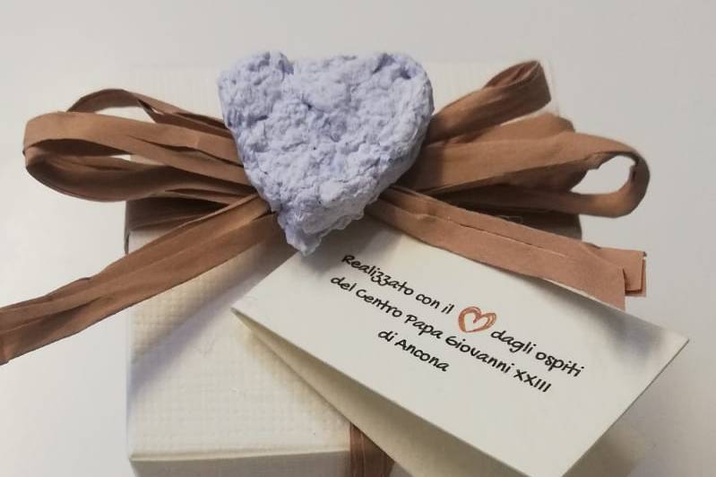 Cuore di carta con semi