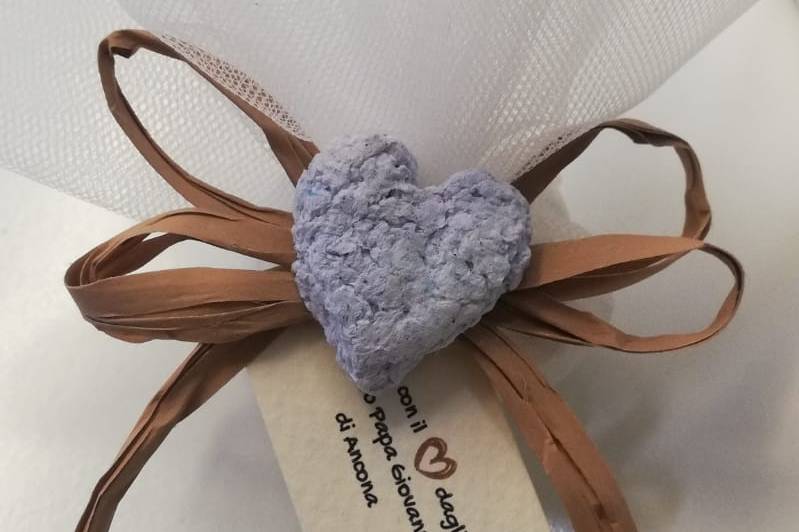 Cuore di carta con semi