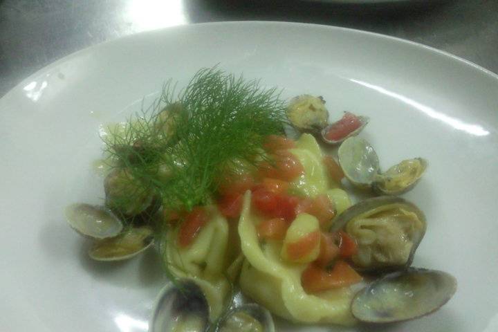 Tortolloni ai gamberi con vongole e finocchietto