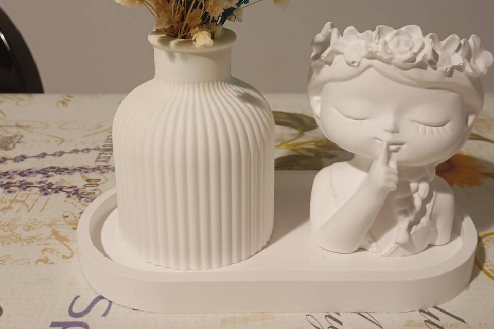 Vassoio vaso e bimba