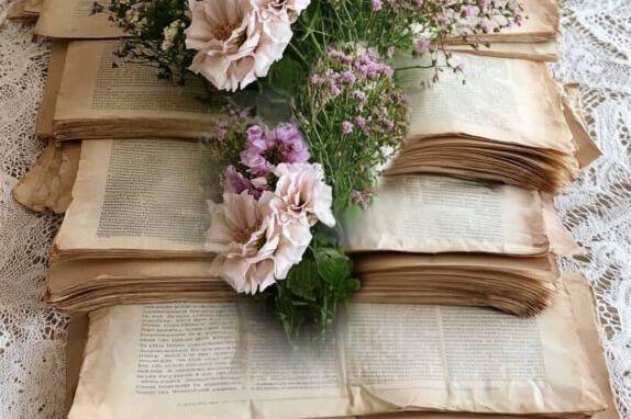 I fiori fioriscono anche tra l