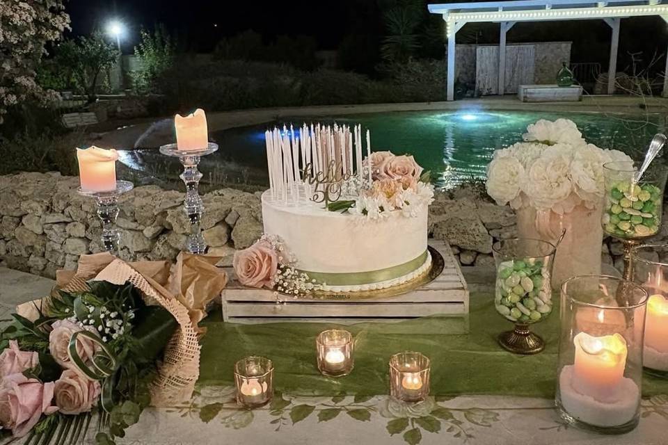 Taglio torta a bordo piscina