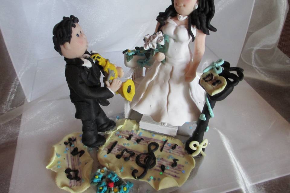 Cake topper sposi sulla torta