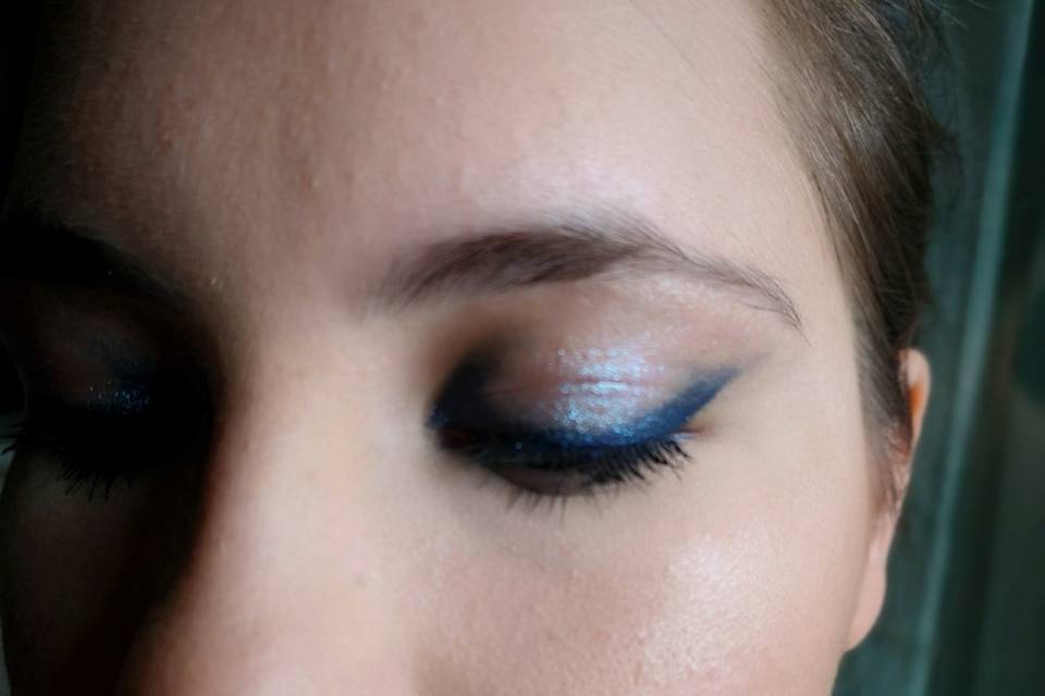 Blu makeup