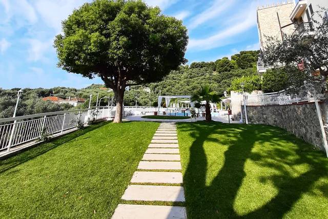 Giardino con prato all'inglese