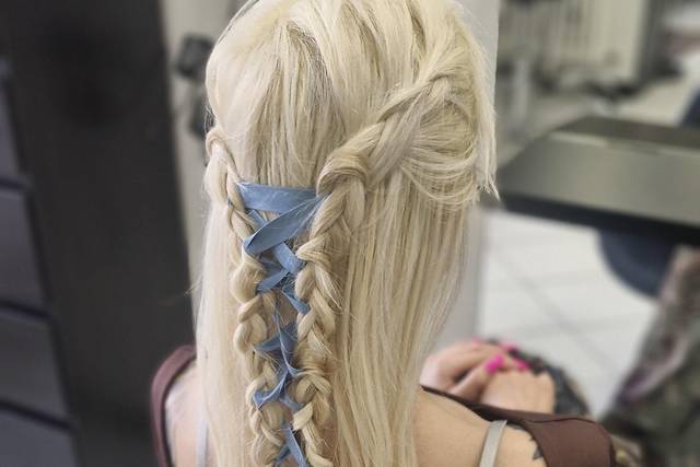 Treccia con nastri azzurri